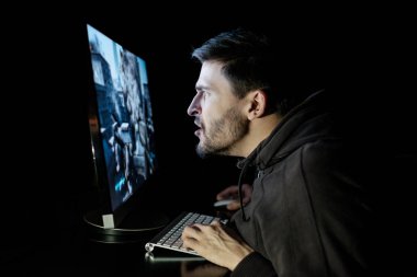 Yakışıklı erkek oyun oynarken bilgisayar video oyunu
