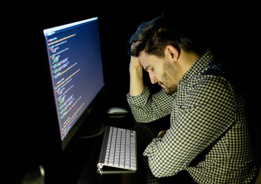 Yüzünü bir şekerleme alarak aşağı düşen freelancer programcı
