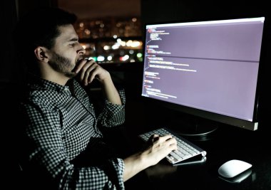 Yazılım geliştirici bilgisayarda karanlık ev ofis