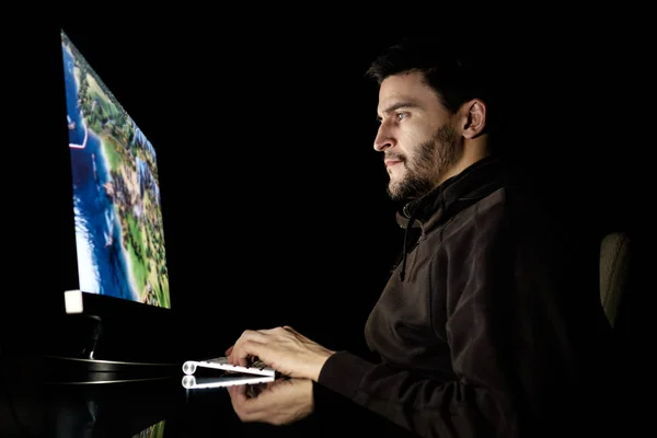 Guapo jugador masculino jugando videojuego de ordenador — Foto de Stock