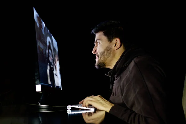 Angry young gamer playing videogame — Stock Photo, Image