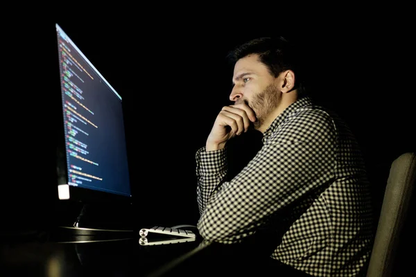 Computador desenvolvedor de software no escritório em casa escuro — Fotografia de Stock