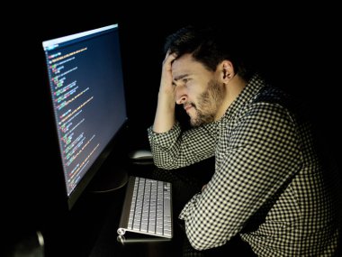 Ev ofis bilgisayarı ile vurguladı yazılım geliştirici