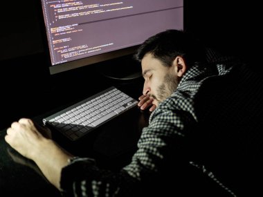 Yüzünü bir şekerleme alarak aşağı düşen freelancer programcı