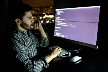 Yazılım geliştirici bilgisayarda karanlık ev ofis