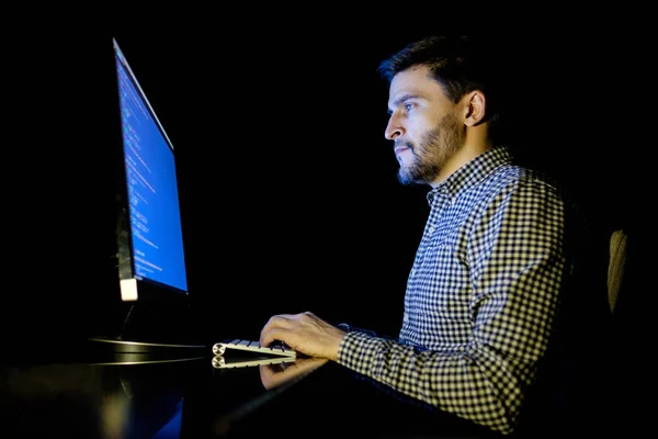 Software developer computer at dark home office — Stock Photo, Image