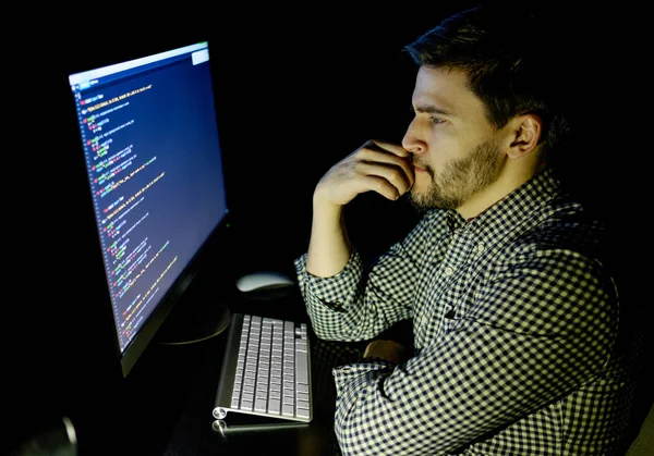 Computadora desarrolladora de software en oficina oscura en casa — Foto de Stock