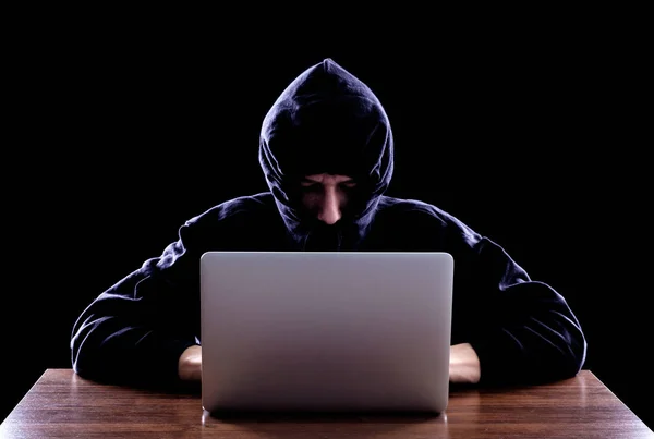Hacker de computador roubando dados do laptop — Fotografia de Stock