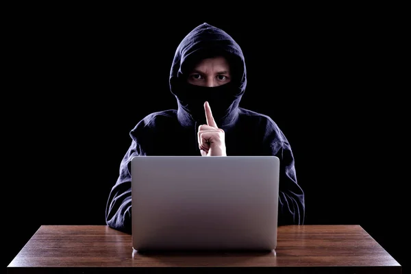 Hacker de computador com capuz roubando informações — Fotografia de Stock