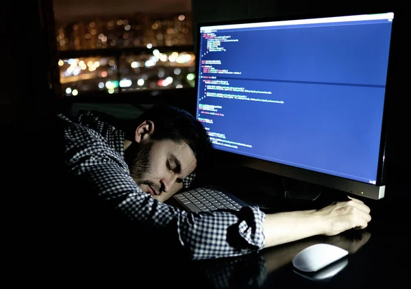 昼寝を彼の顔に落ちるフリーランス プログラマー — ストック写真