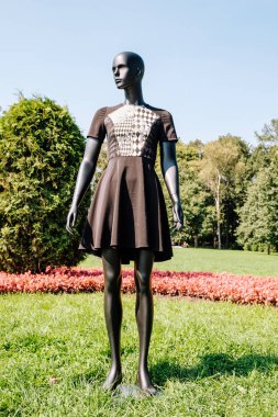 Bir elbise giymiş siyah manken