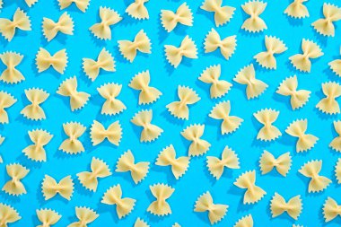 Farfalle makarna düz yatıyordu desen