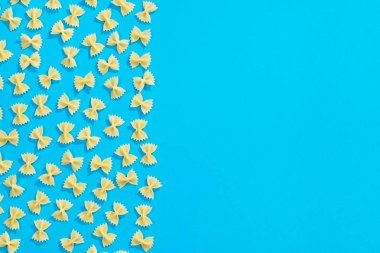 Farfalle makarna düz yatıyordu desen