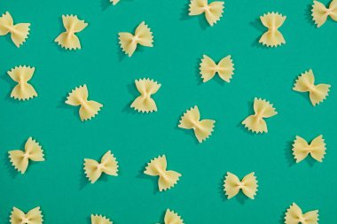 Farfalle makarna düz yatıyordu desen