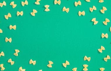 Çerçeve yeşil zemin üzerine buğday makarna