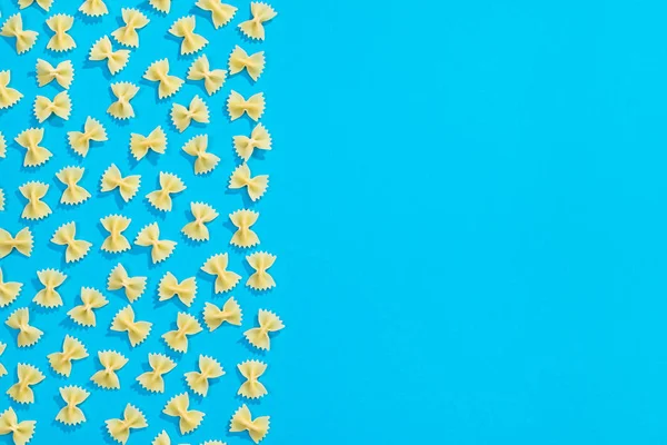 Farfalle makarna düz yatıyordu desen