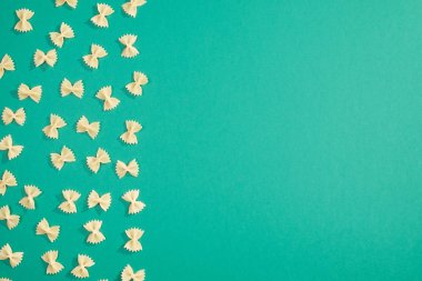 Farfalle makarna düz yatıyordu desen