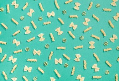 Farfalle, rotelle ve düdük makarna düz yatıyordu