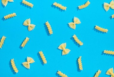 Farfalle ve düdük makarna düz yatıyordu desen