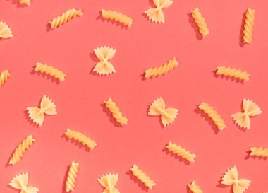 Farfalle ve düdük makarna düz yatıyordu desen