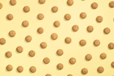 Çerezler üzerinde sarı bir arka plan deseni