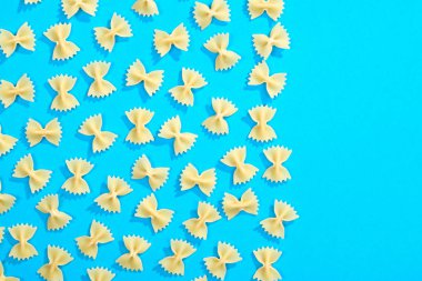 Farfalle makarna düz yatıyordu desen