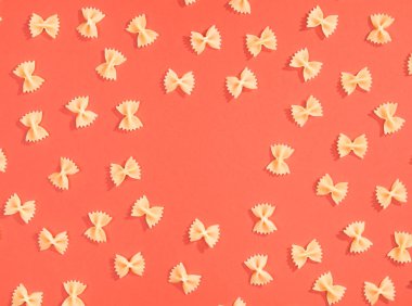 Buğday makarna kırmızı zemin üzerine çerçeve