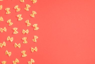 Farfalle makarna düz yatıyordu desen