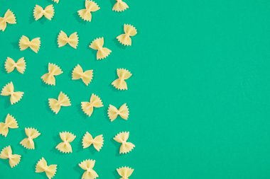 Farfalle makarna düz yatıyordu desen
