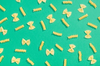 Farfalle ve düdük makarna düz yatıyordu desen