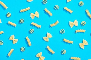 Farfalle, rotelle ve düdük makarna düz yatıyordu