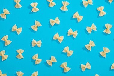 Farfalle makarna düz yatıyordu desen