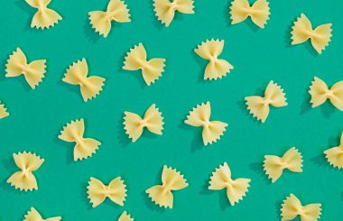 Farfalle makarna düz yatıyordu desen