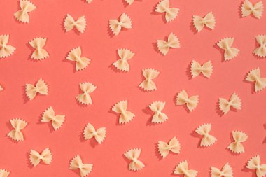 Farfalle makarna düz yatıyordu desen