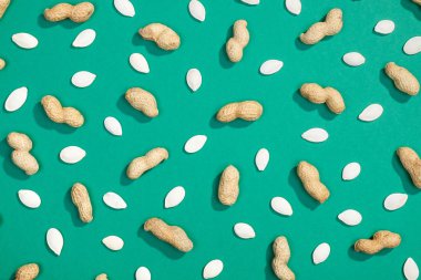 Fıstıklı ve kabak çekirdeği düz yatıyordu