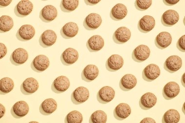 Çerezler üzerinde sarı bir arka plan deseni