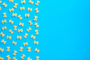 Farfalle makarna düz yatıyordu desen