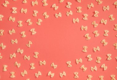 Buğday makarna kırmızı zemin üzerine çerçeve