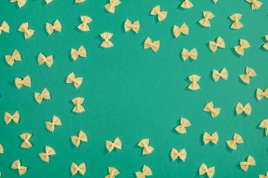 Çerçeve yeşil zemin üzerine buğday makarna