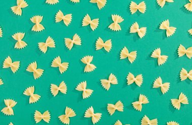 Farfalle makarna düz yatıyordu desen