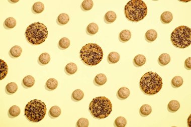 Çerezler üzerinde sarı bir arka plan deseni