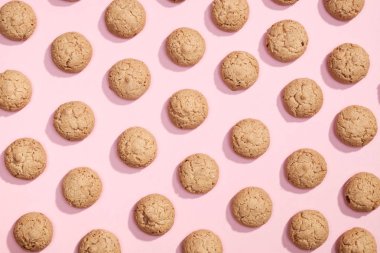 Model pembe bir arka plan üzerinde tatlı kurabiye