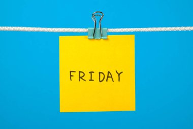 Kağıt kayda clothesline metnin renkli arka plan üzerinde ile göre