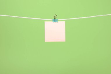 İpte asılı boş pembe kağıt sayfalarının