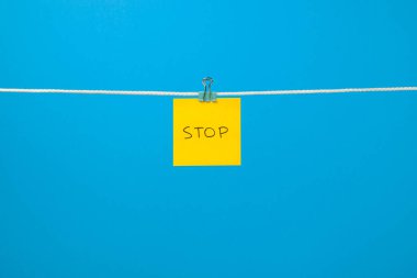 Kağıt kayda clothesline metnin renkli arka plan üzerinde ile göre