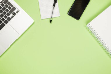 Office renkli masa kopya alanı ile yüksek açılı görünüş