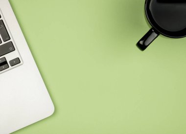 Office renkli masa kopya alanı ile yüksek açılı görünüş
