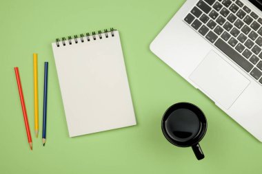 Modern ofis resepsiyon masası ile laptop, boş defter sayfası
