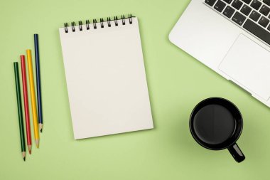 Yaratıcı tasarım mockup kümesi ile dizüstü bilgisayar çalışma masası