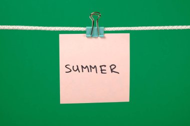 Kağıt kayda clothesline metnin renkli arka plan üzerinde ile göre